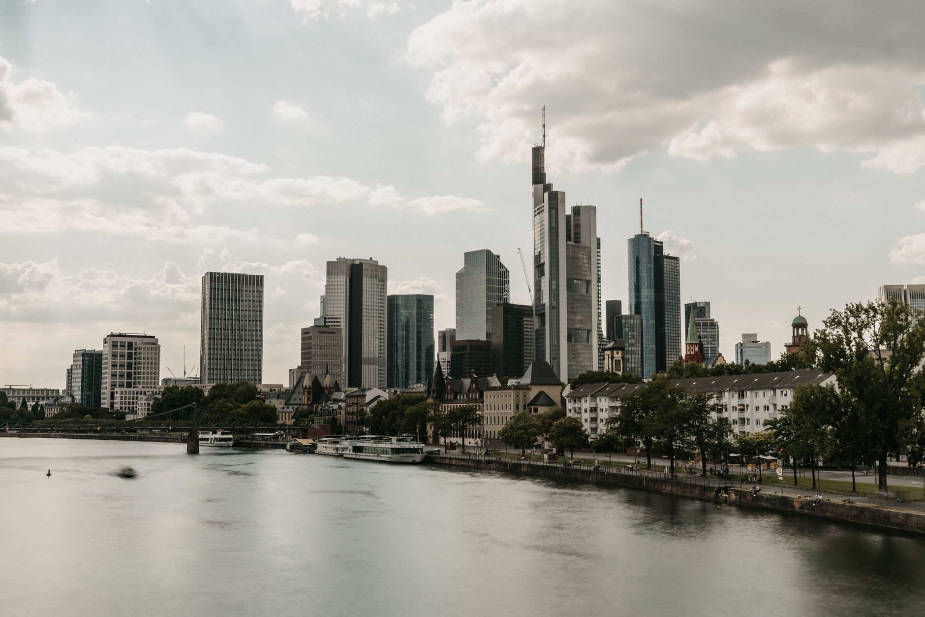 Die Frankfurter Skyline: Beste Aussichtspunkte & Main Tower