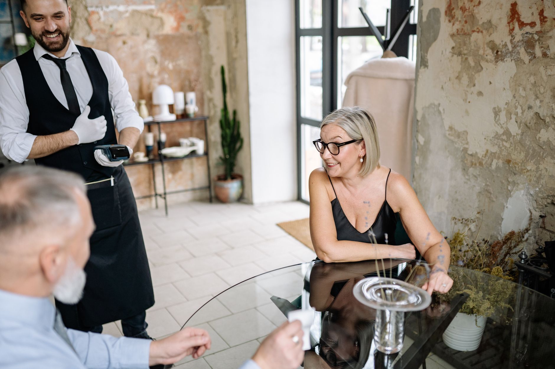 A waiter with a card reader at the table — paying, tipping and VAT in Frankfurt
